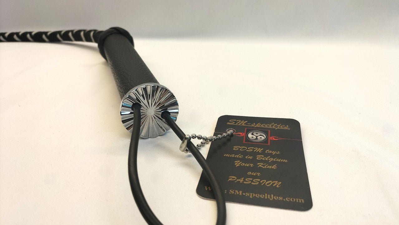 wil-je-graag-een-singletail-zweep-of-bullwhip-in-paracord-maar-niet-een-gevlochten-handvat-dan-is-deze-bullwhip-met-leder-handvat-misschien-wat-je-zoekt-4