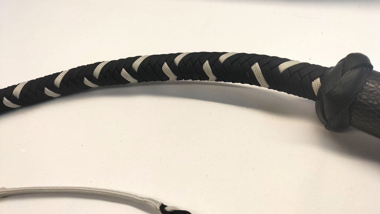wil-je-graag-een-singletail-zweep-of-bullwhip-in-paracord-maar-niet-een-gevlochten-handvat-dan-is-deze-bullwhip-met-leder-handvat-misschien-wat-je-zoekt-2