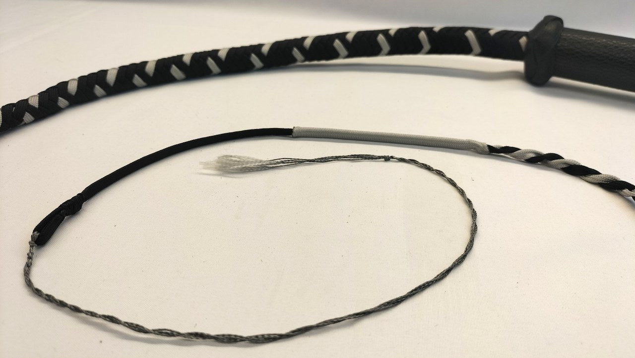wil-je-graag-een-singletail-zweep-of-bullwhip-in-paracord-maar-niet-een-gevlochten-handvat-dan-is-deze-bullwhip-met-leder-handvat-misschien-wat-je-zoekt-3