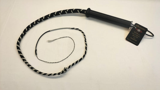 wil-je-graag-een-singletail-zweep-of-bullwhip-in-paracord-maar-niet-een-gevlochten-handvat-dan-is-deze-bullwhip-met-leder-handvat-misschien-wat-je-zoekt-1