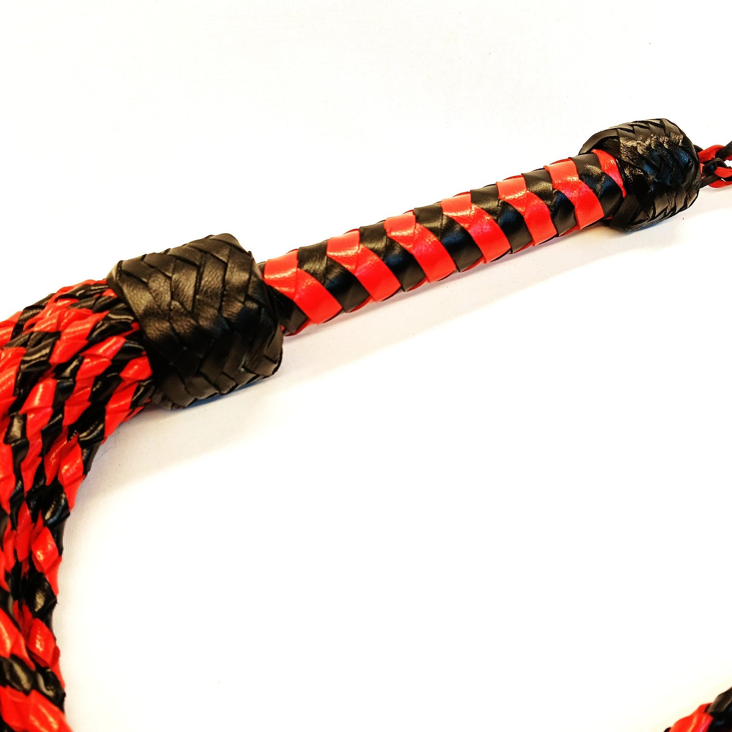 Zwart Rood Leder Cat O 18 Gevlochten Falls – BDSM Flogger 72cm