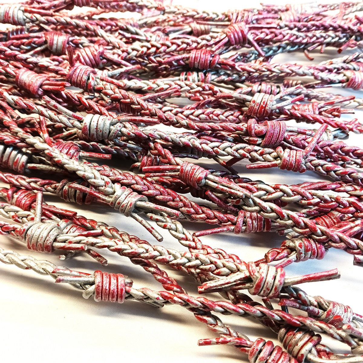 Lederen Prikkeldraad Flogger zilver/rood 36 Falls 76cm – BDSM Impact Play