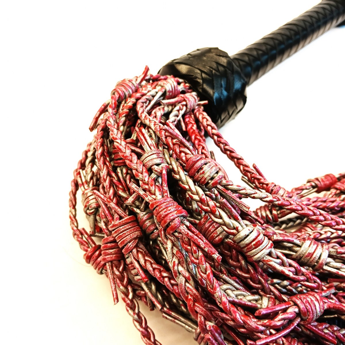 Lederen Prikkeldraad Flogger zilver/rood 36 Falls 76cm – BDSM Impact Play