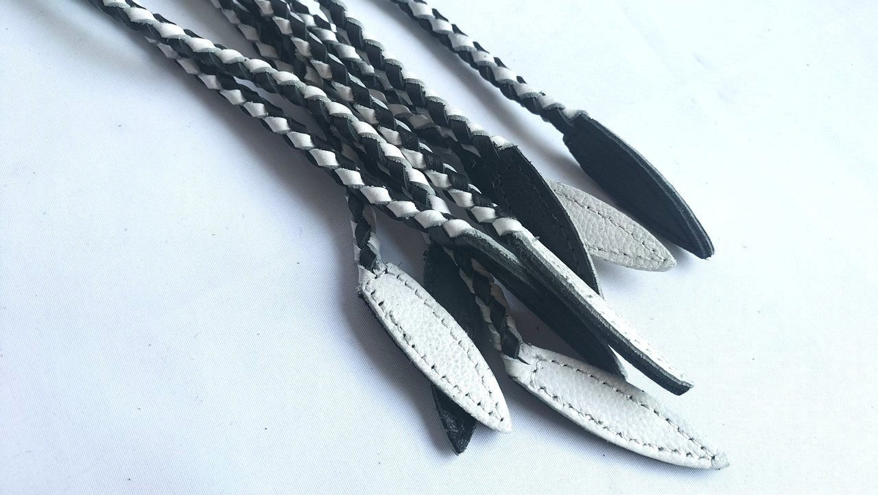 met-deze-nine-tail-gesel-of-flogger-heb-je-een-iets-fellere-bdsm-toy-bij-hij-is heftiger-dan-een-gewone-volle-flogger-en-niet-zo-pijnlijk-als-een-echte-gesel-nu-alleen-nog-een-keuze-maken-tussen-de-aangeboden-kleuren-14