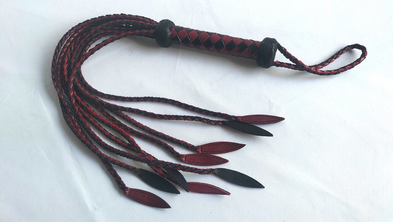 met-deze-nine-tail-gesel-of-flogger-heb-je-een-iets-fellere-bdsm-toy-bij-hij-is heftiger-dan-een-gewone-volle-flogger-en-niet-zo-pijnlijk-als-een-echte-gesel-nu-alleen-nog-een-keuze-maken-tussen-de-aangeboden-kleuren-15