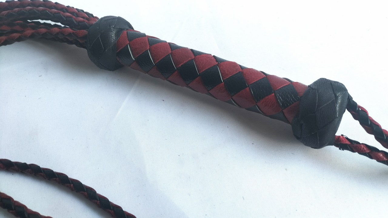 met-deze-nine-tail-gesel-of-flogger-heb-je-een-iets-fellere-bdsm-toy-bij-hij-is heftiger-dan-een-gewone-volle-flogger-en-niet-zo-pijnlijk-als-een-echte-gesel-nu-alleen-nog-een-keuze-maken-tussen-de-aangeboden-kleuren-16