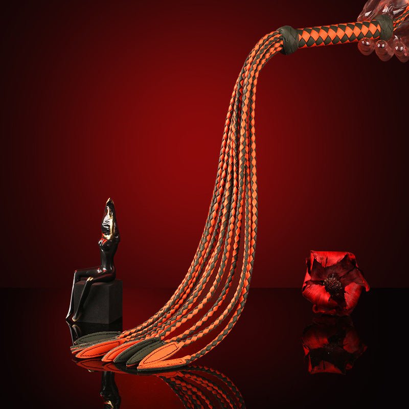 met-deze-nine-tail-gesel-of-flogger-heb-je-een-iets-fellere-bdsm-toy-bij-hij-is heftiger-dan-een-gewone-volle-flogger-en-niet-zo-pijnlijk-als-een-echte-gesel-nu-alleen-nog-een-keuze-maken-tussen-de-aangeboden-kleuren-2