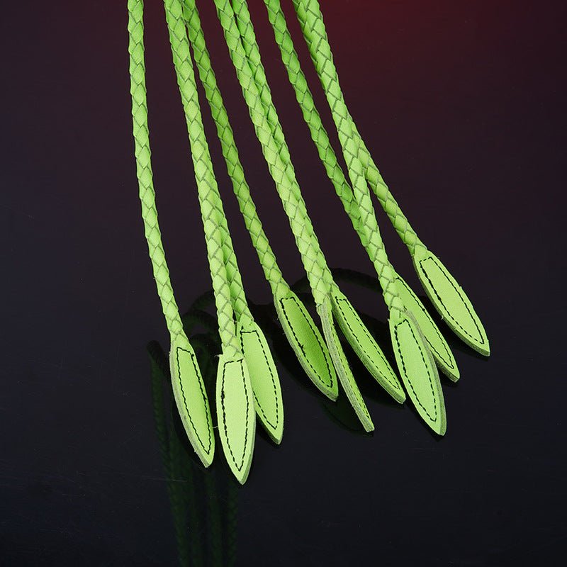 met-deze-nine-tail-gesel-of-flogger-heb-je-een-iets-fellere-bdsm-toy-bij-hij-is heftiger-dan-een-gewone-volle-flogger-en-niet-zo-pijnlijk-als-een-echte-gesel-nu-alleen-nog-een-keuze-maken-tussen-de-aangeboden-kleuren-3