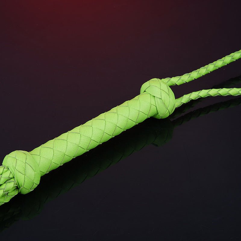 met-deze-nine-tail-gesel-of-flogger-heb-je-een-iets-fellere-bdsm-toy-bij-hij-is heftiger-dan-een-gewone-volle-flogger-en-niet-zo-pijnlijk-als-een-echte-gesel-nu-alleen-nog-een-keuze-maken-tussen-de-aangeboden-kleuren-4