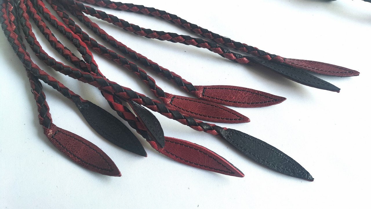 met-deze-nine-tail-gesel-of-flogger-heb-je-een-iets-fellere-bdsm-toy-bij-hij-is heftiger-dan-een-gewone-volle-flogger-en-niet-zo-pijnlijk-als-een-echte-gesel-nu-alleen-nog-een-keuze-maken-tussen-de-aangeboden-kleuren-17