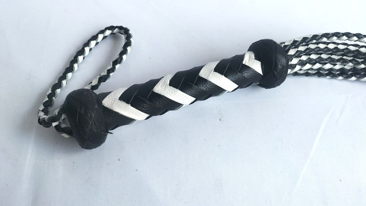 met-deze-nine-tail-gesel-of-flogger-heb-je-een-iets-fellere-bdsm-toy-bij-hij-is heftiger-dan-een-gewone-volle-flogger-en-niet-zo-pijnlijk-als-een-echte-gesel-nu-alleen-nog-een-keuze-maken-tussen-de-aangeboden-kleuren-13