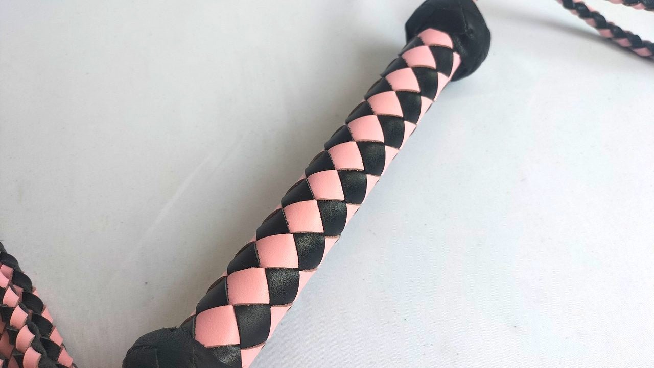 met-deze-9-staart-of-in-het-engels-genoemd-nine-tail-zweep-of-gesel-ga-je-voor-het-iets-pittigere-gevoel-zijn-9-rond-geweven-falls-van-60-cm-in-echt-leer-zorgen-daar-zonder-problemen-voor-7