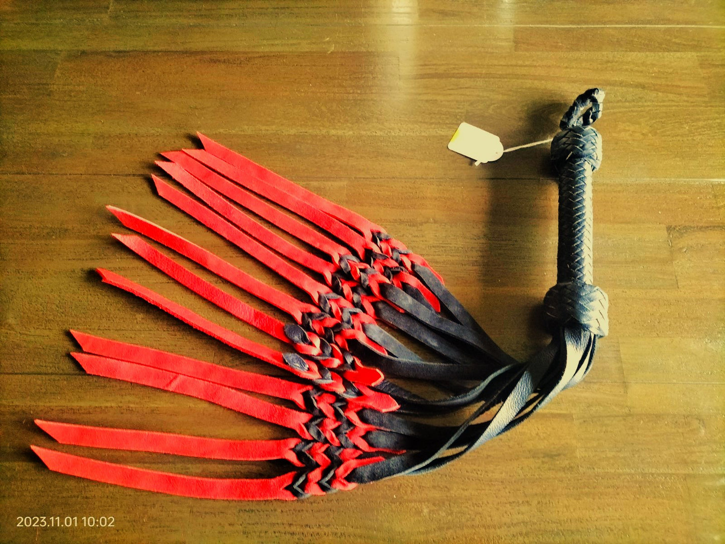 12 falls flogger with red-black woven falls of 4 mm thick