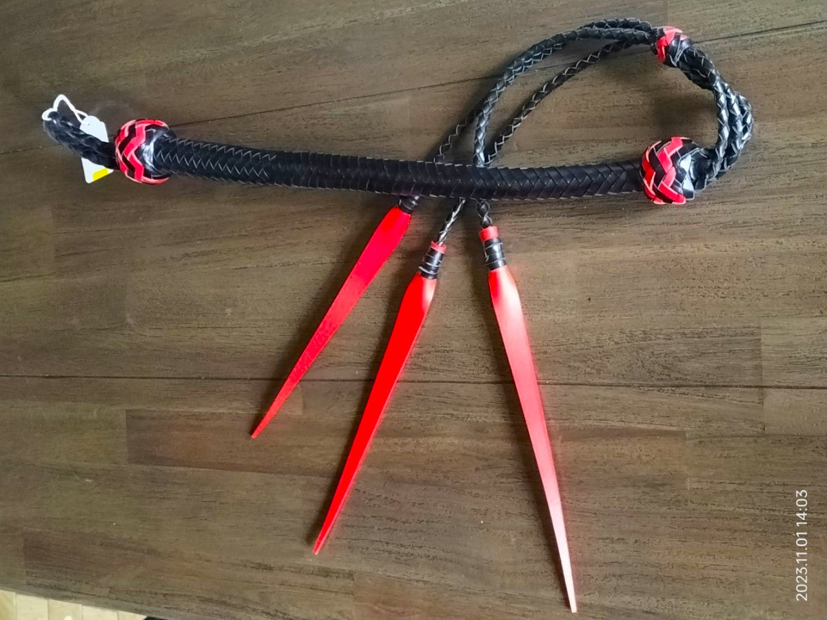 Scourge with 3 strands and fire red saddle leather ends