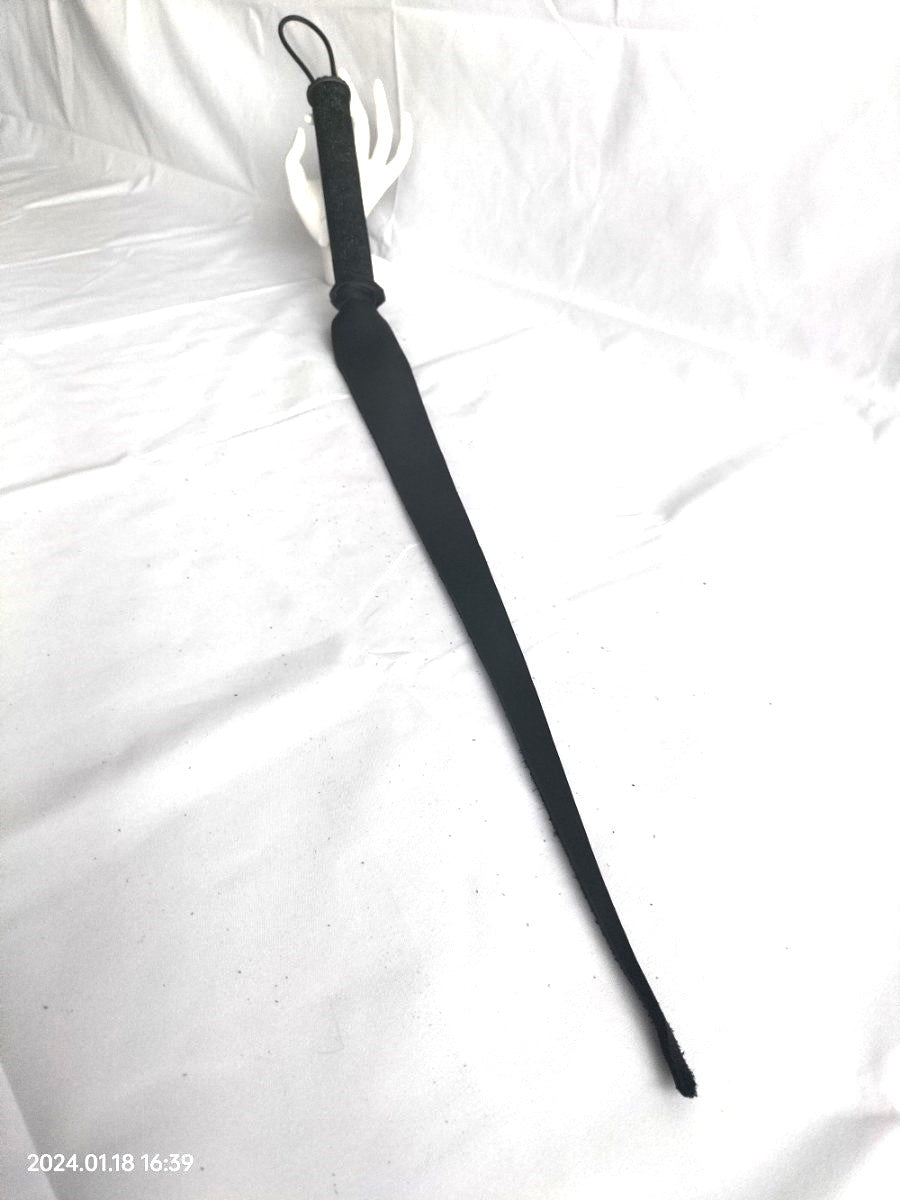 Devils tail NARROW in black thick supple saddle leather with leather handle