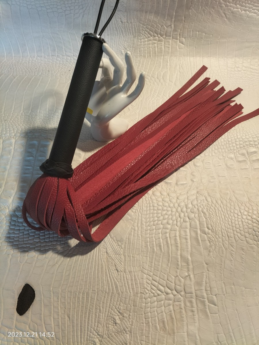 Rood lederen flogger met zwart leer handvat