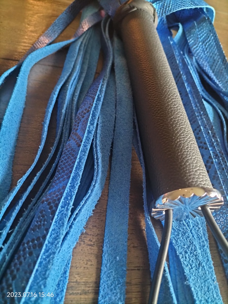 Blue/black Imitation snakeskin chaff leather flogger
