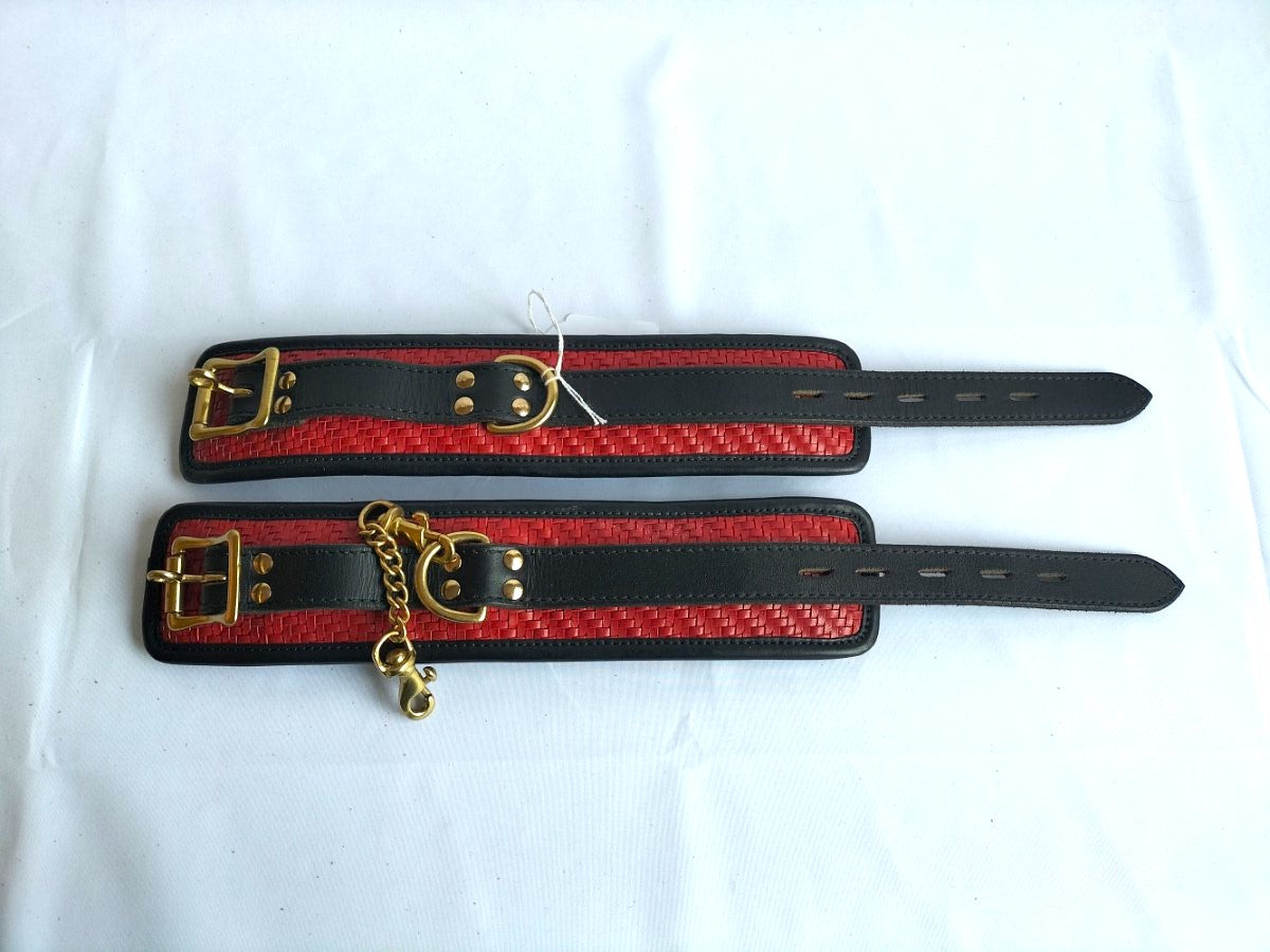 Rood/zwart geweven lederen pols, voet-boeien of collar bronskleurige sluitingen (diverse mogelijkheden)