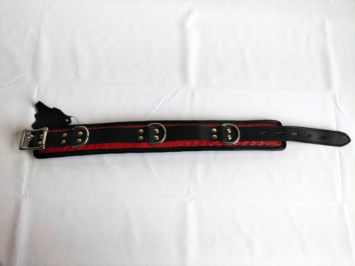 Collier en cuir tressé rouge/noir avec anneaux en D en laiton