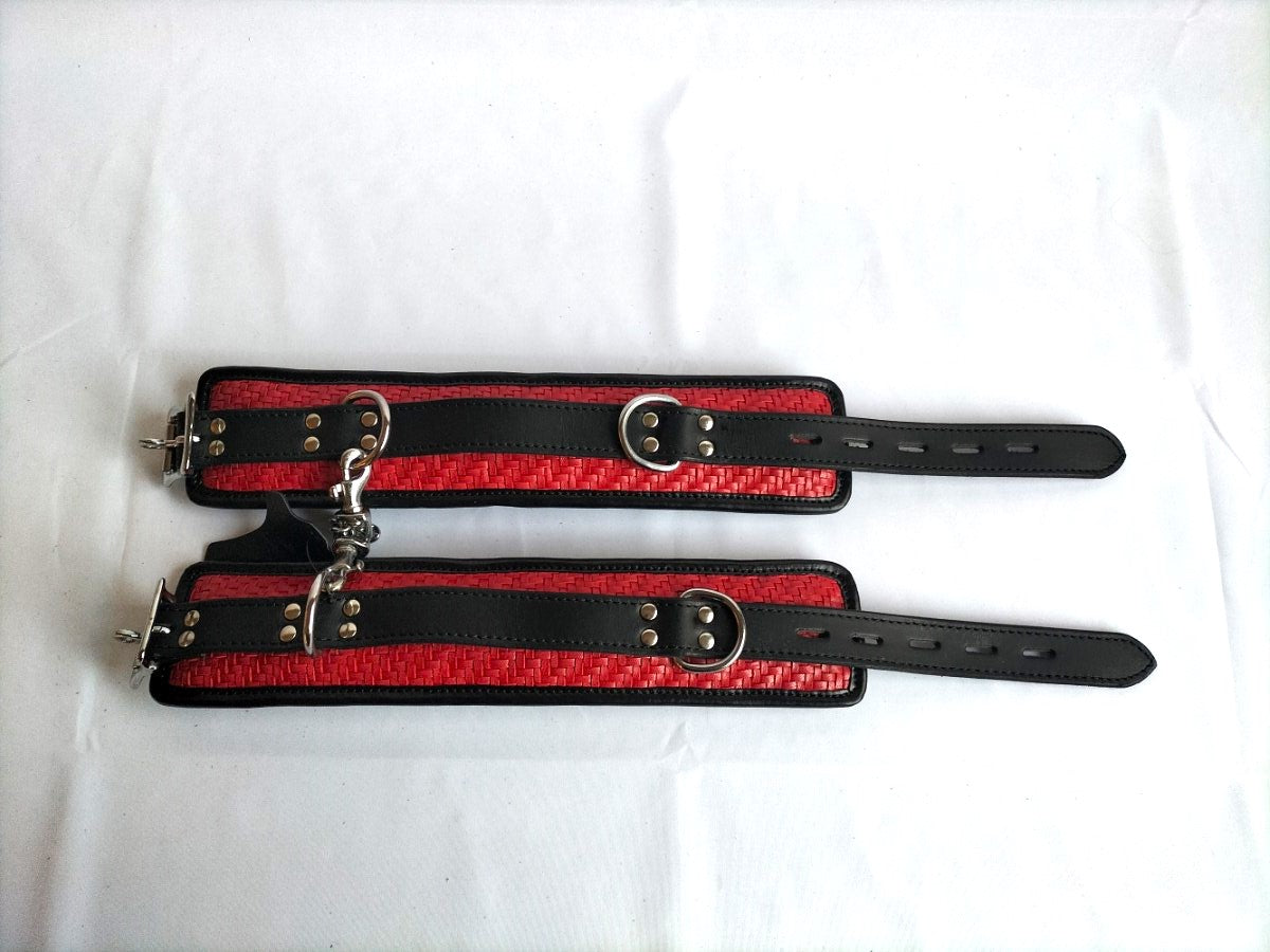 Collier en cuir tressé rouge/noir avec anneaux en D en laiton