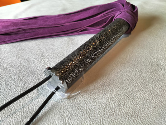 Martinet en daim violet 50cm avec poignée en cuir galuchat poli noir/argent