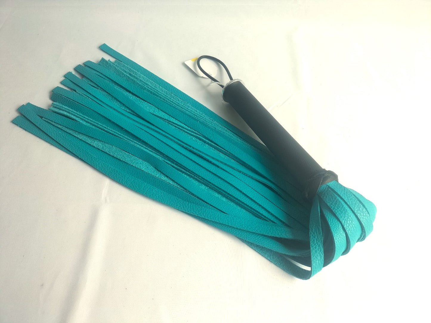 Turquoise lederen flogger met zwart leer handvat