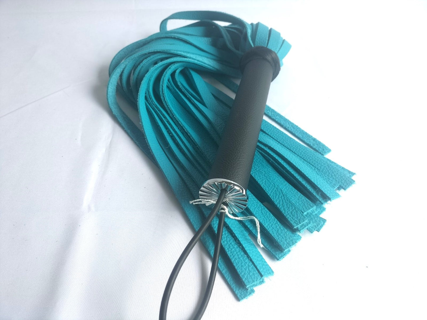 Turquoise lederen flogger met zwart leer handvat