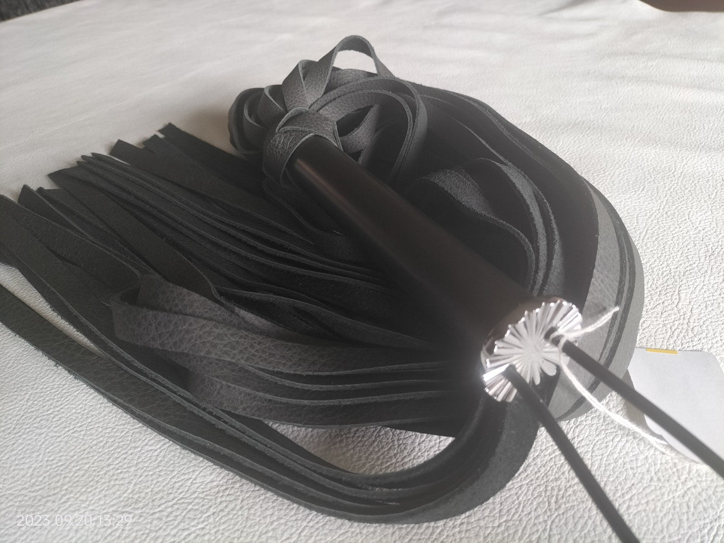 Antraciet buffel leer flogger 70cm met antraciet handvat - SM - speeltjes