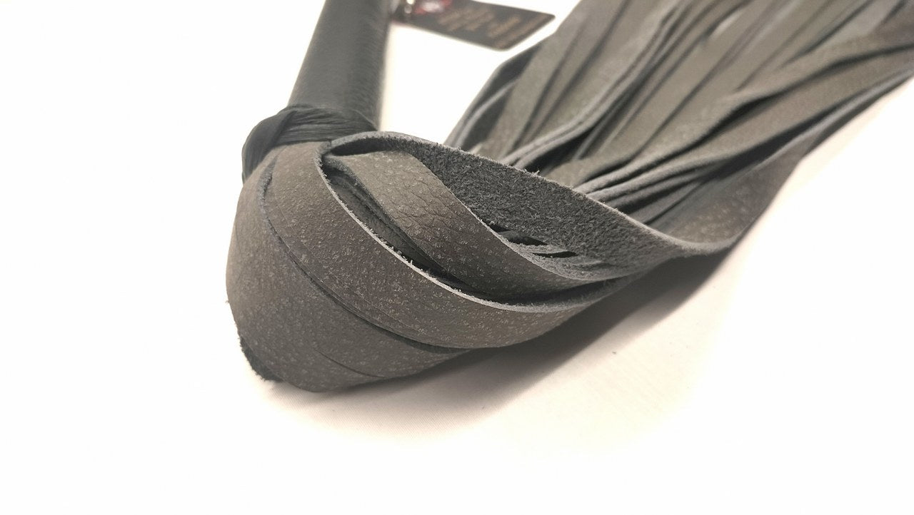 Antraciet buffel Leren Flogger Kopen - Met D - Ringen Handgemaakt België - BDSM - SM - speeltjes