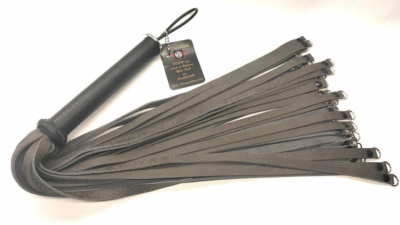 Antraciet buffel Leren Flogger Kopen - Met D - Ringen Handgemaakt België - BDSM - SM - speeltjes