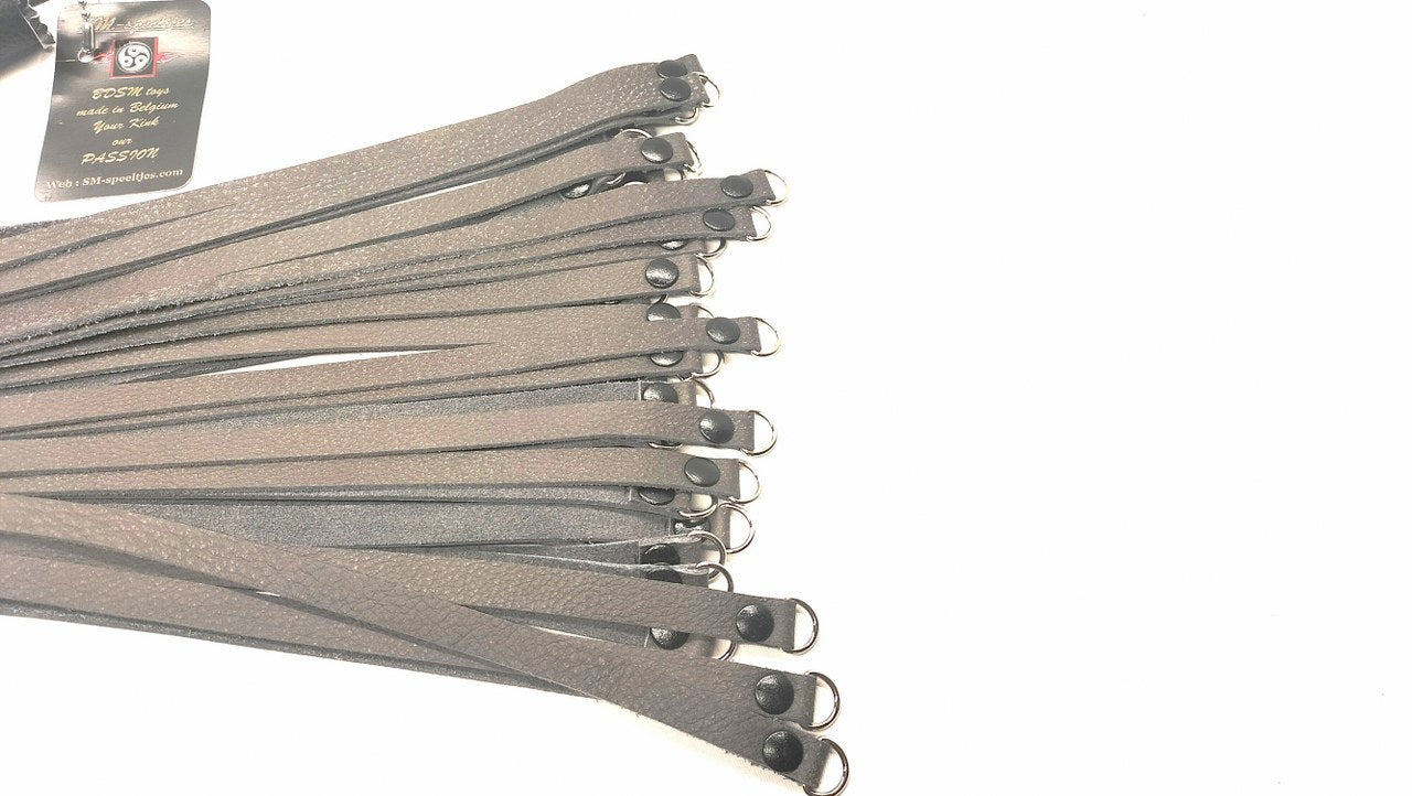 Antraciet buffel Leren Flogger Kopen - Met D - Ringen Handgemaakt België - BDSM - SM - speeltjes