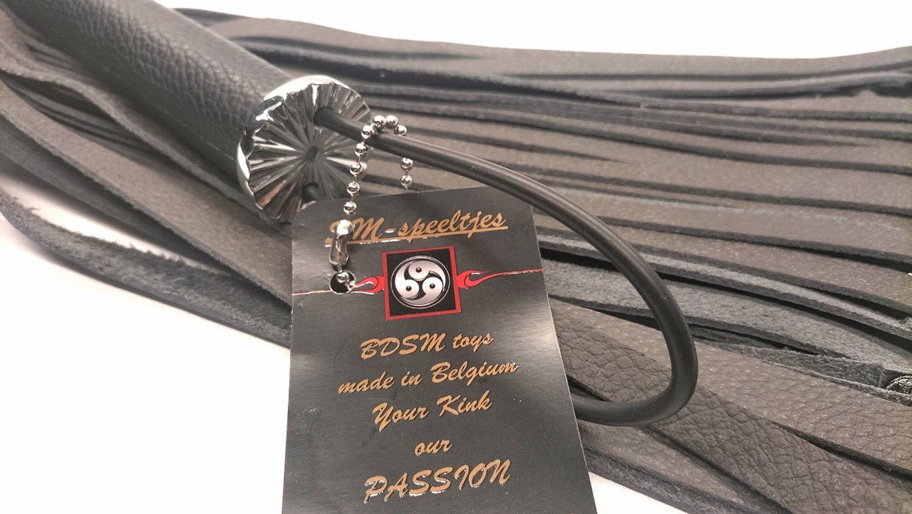 Antraciet buffel Leren Flogger Kopen - Met D - Ringen Handgemaakt België - BDSM - SM - speeltjes
