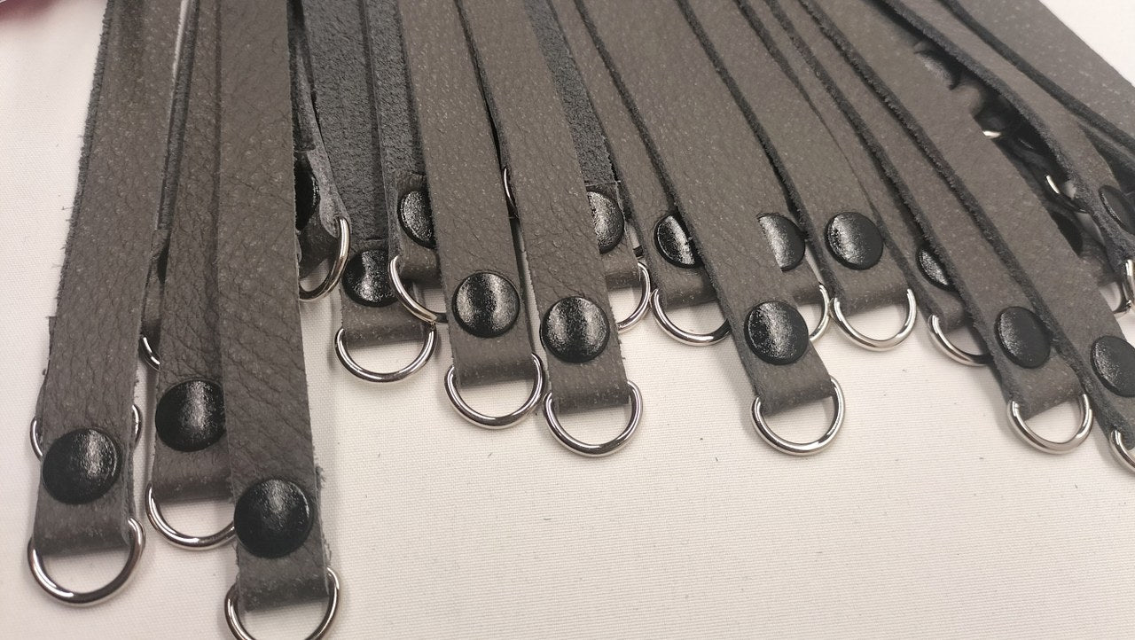 Antraciet buffel Leren Flogger Kopen - Met D - Ringen Handgemaakt België - BDSM - SM - speeltjes