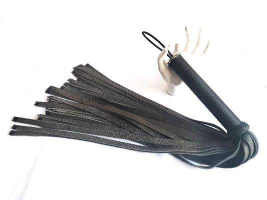 Antraciet lederen flogger met zwart leer handvat en zwarte dubbele holnieten - SM - speeltjes