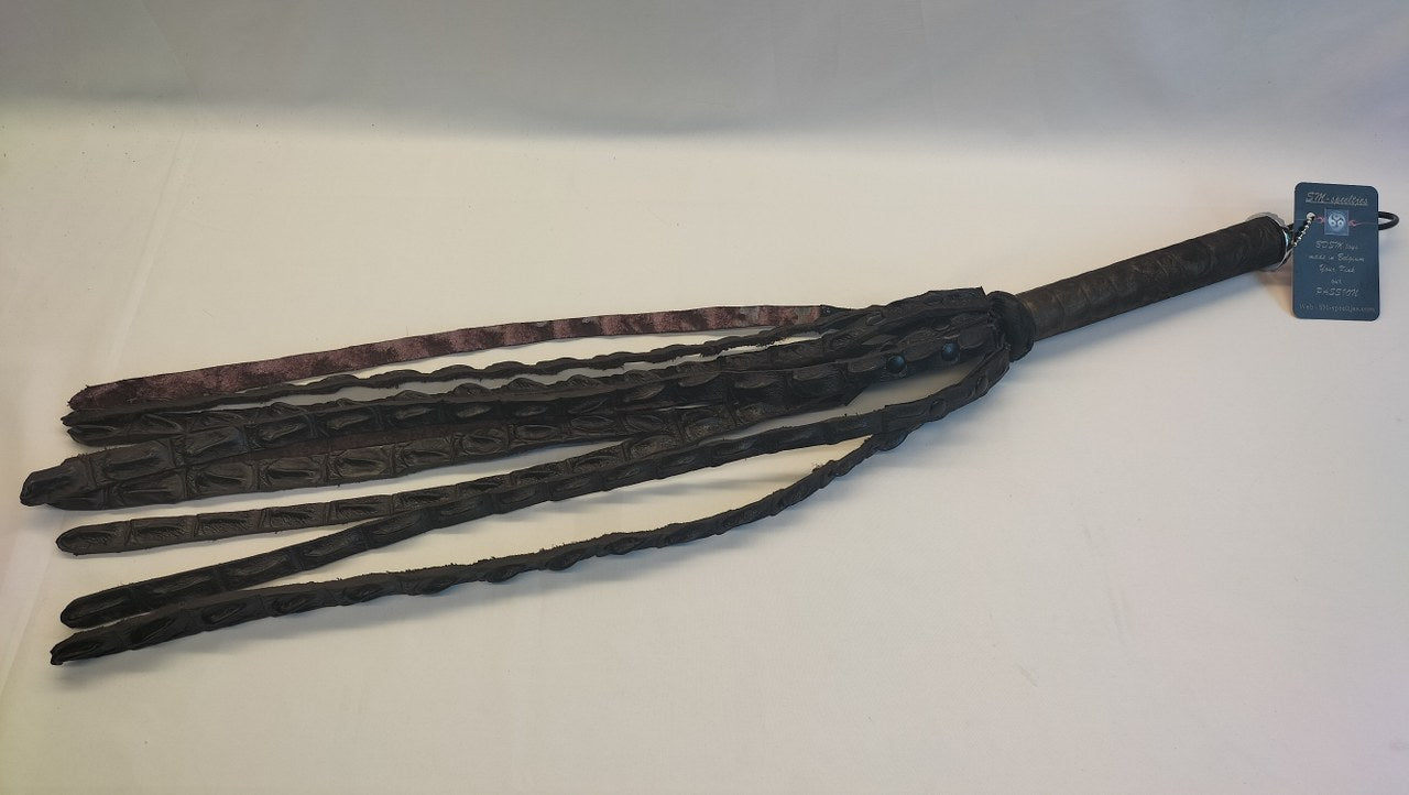 aanschouw-deze-zeer-exclusieve-ninetail-gemaakt-uit-de-backstrap-van-een-krokodil-uiteraard-wordt-deze-geleverd-met-de-benodigde-cites-documenten-1