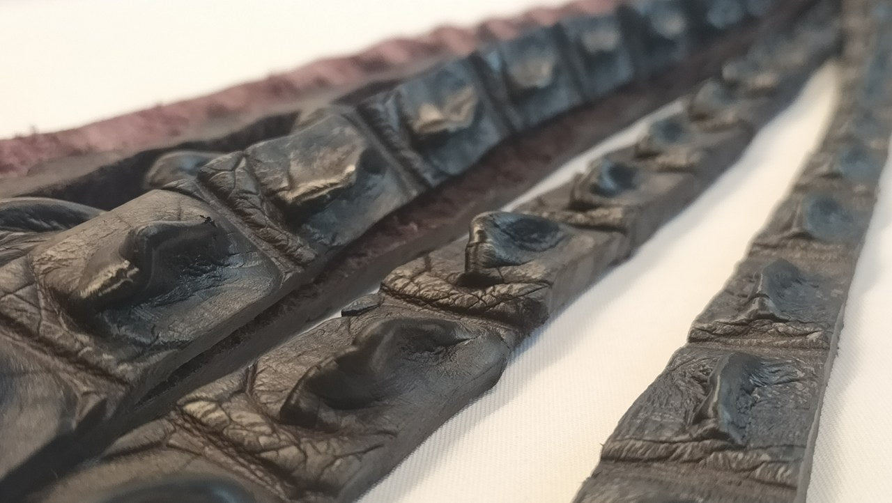 aanschouw-deze-zeer-exclusieve-ninetail-gemaakt-uit-de-backstrap-van-een-krokodil-uiteraard-wordt-deze-geleverd-met-de-benodigde-cites-documenten-3