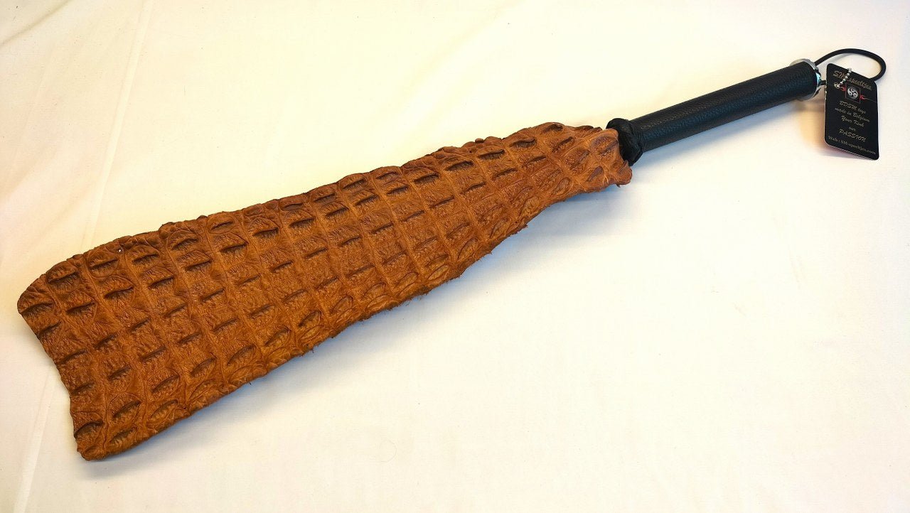 op-zoek-naar-een-exclusieve-paddel-dan-is-dit-zeker-een-optie-deze-echte-backstrap-paddel-met-unieke-hoorn-uitsteeksels-zal-je-meer-dan-bekoren-1