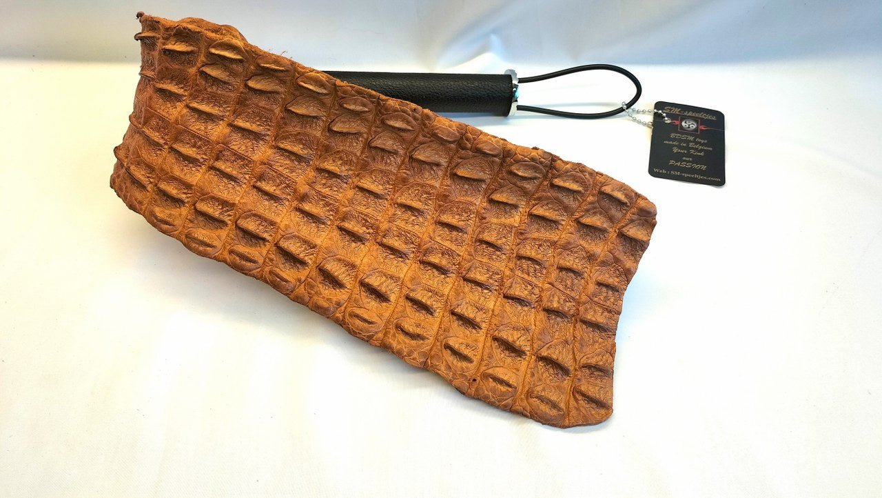 op-zoek-naar-een-exclusieve-paddel-dan-is-dit-zeker-een-optie-deze-echte-backstrap-paddel-met-unieke-hoorn-uitsteeksels-zal-je-meer-dan-bekoren-3