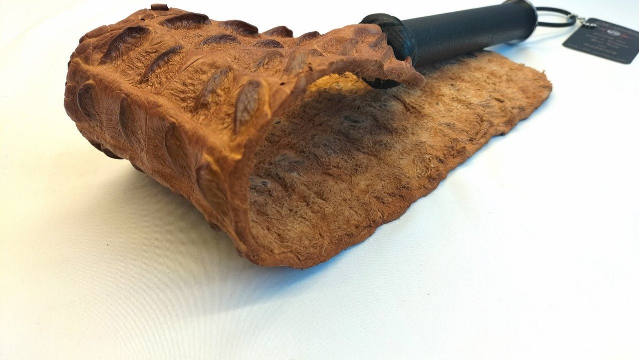 op-zoek-naar-een-exclusieve-paddel-dan-is-dit-zeker-een-optie-deze-echte-backstrap-paddel-met-unieke-hoorn-uitsteeksels-zal-je-meer-dan-bekoren-4