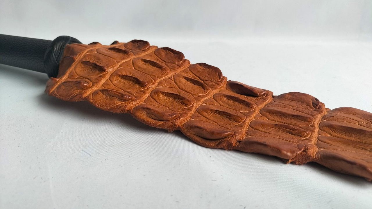 unieke-slaper-gemaakt-uit-crocodillen-rug-dankzij-het-prachtige-patroon-van-de-schubben-heb-je-zowel-een-uniek-stukje-bdsm-toy-in-huis-als-dat-je-prachtige-marks-maakt-op-je-speelpartner-elke-backstrap-paddle-is-uniek-van-struktuur-en-wordt-door-ons-met-de-hand-gemaakt-en-verkocht-met-zijn-eigen-export-en-import-papieren-7