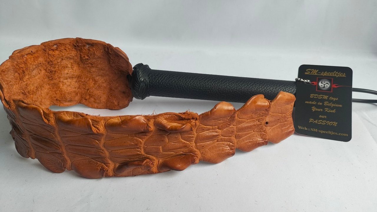 unieke-slaper-gemaakt-uit-crocodillen-rug-dankzij-het-prachtige-patroon-van-de-schubben-heb-je-zowel-een-uniek-stukje-bdsm-toy-in-huis-als-dat-je-prachtige-marks-maakt-op-je-speelpartner-elke-backstrap-paddle-is-uniek-van-struktuur-en-wordt-door-ons-met-de-hand-gemaakt-en-verkocht-met-zijn-eigen-export-en-import-papieren-5