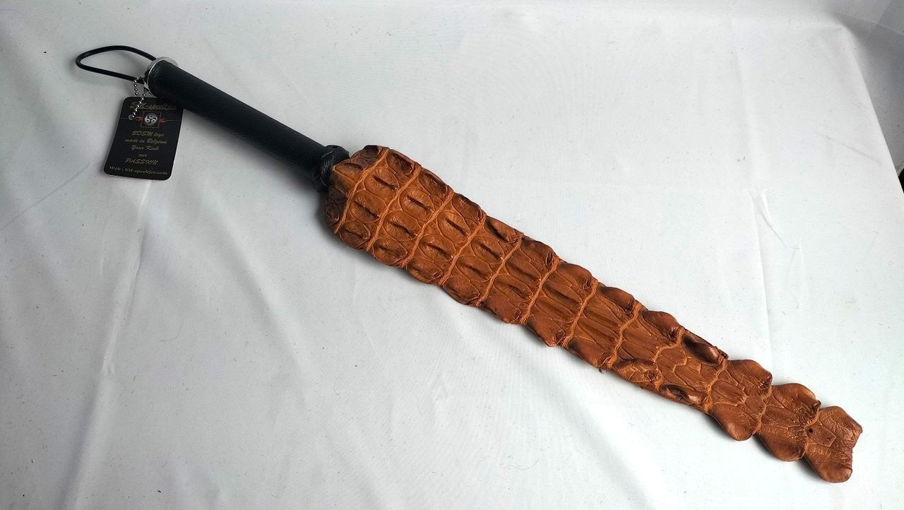 unieke-slaper-gemaakt-uit-crocodillen-rug-dankzij-het-prachtige-patroon-van-de-schubben-heb-je-zowel-een-uniek-stukje-bdsm-toy-in-huis-als-dat-je-prachtige-marks-maakt-op-je-speelpartner-elke-backstrap-paddle-is-uniek-van-struktuur-en-wordt-door-ons-met-de-hand-gemaakt-en-verkocht-met-zijn-eigen-export-en-import-papieren-8