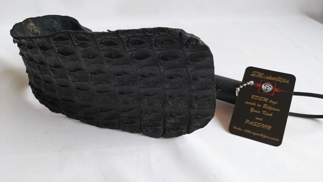 unieke-slaper-gemaakt-uit-crocodillen-rug-dankzij-het-prachtige-patroon-van-de-schubben-heb-je-zowel-een-uniek-stukje-bdsm-toy-in-huis-als-dat-je-prachtige-marks-maakt-op-je-speelpartner-elke-backstrap-paddle-is-uniek-van-struktuur-en-wordt-door-ons-met-de-hand-gemaakt-en-verkocht-met-zijn-eigen-export-en-import-papieren-3
