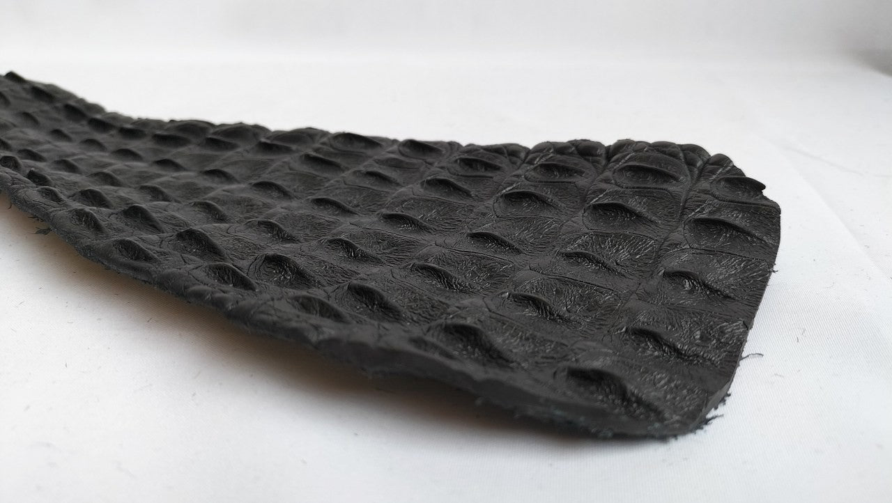 unieke-slaper-gemaakt-uit-crocodillen-rug-dankzij-het-prachtige-patroon-van-de-schubben-heb-je-zowel-een-uniek-stukje-bdsm-toy-in-huis-als-dat-je-prachtige-marks-maakt-op-je-speelpartner-elke-backstrap-paddle-is-uniek-van-struktuur-en-wordt-door-ons-met-de-hand-gemaakt-en-verkocht-met-zijn-eigen-export-en-import-papieren-1