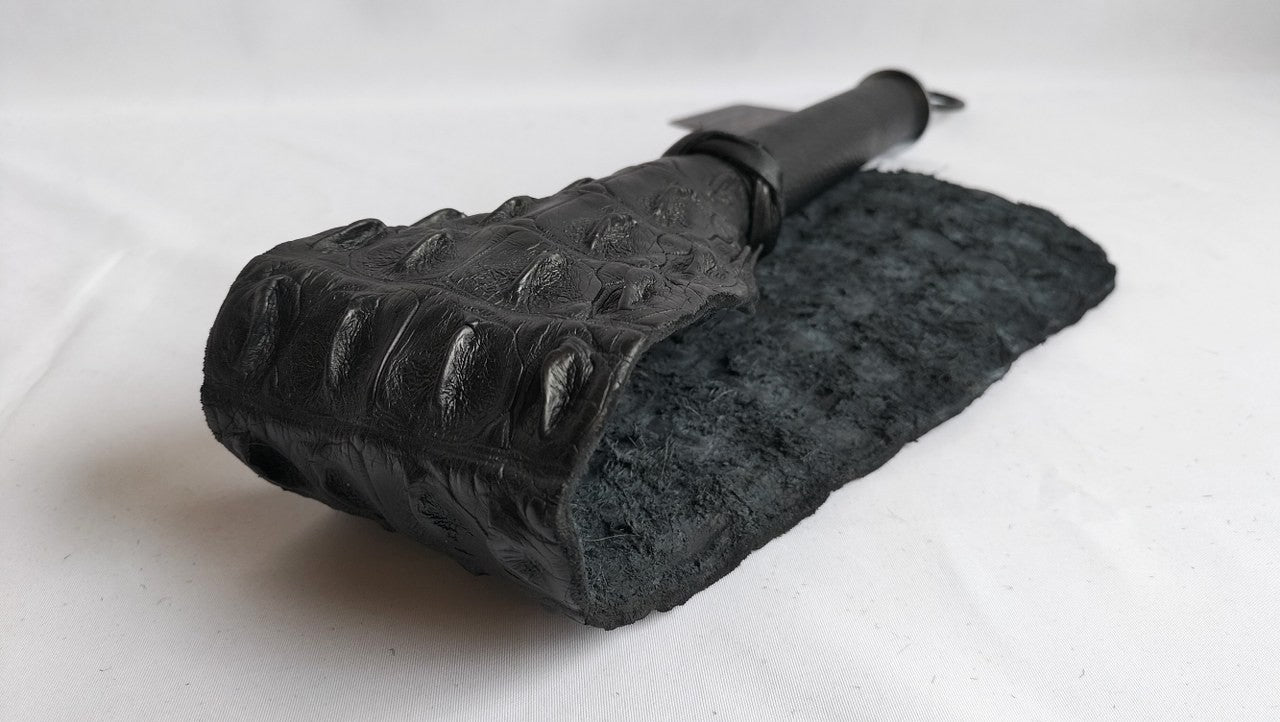 unieke-slaper-gemaakt-uit-crocodillen-rug-dankzij-het-prachtige-patroon-van-de-schubben-heb-je-zowel-een-uniek-stukje-bdsm-toy-in-huis-als-dat-je-prachtige-marks-maakt-op-je-speelpartner-elke-backstrap-paddle-is-uniek-van-struktuur-en-wordt-door-ons-met-de-hand-gemaakt-en-verkocht-met-zijn-eigen-export-en-import-papieren-2