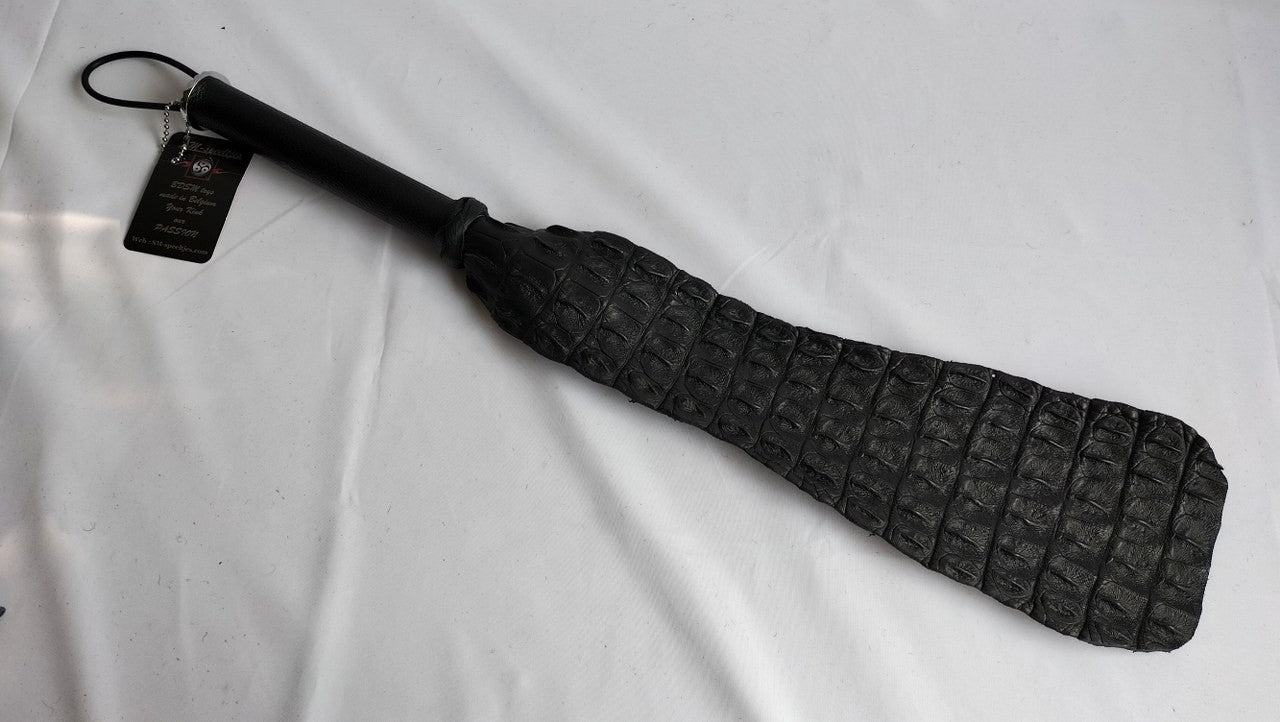 unieke-slaper-gemaakt-uit-crocodillen-rug-dankzij-het-prachtige-patroon-van-de-schubben-heb-je-zowel-een-uniek-stukje-bdsm-toy-in-huis-als-dat-je-prachtige-marks-maakt-op-je-speelpartner-elke-backstrap-paddle-is-uniek-van-struktuur-en-wordt-door-ons-met-de-hand-gemaakt-en-verkocht-met-zijn-eigen-export-en-import-papieren-4