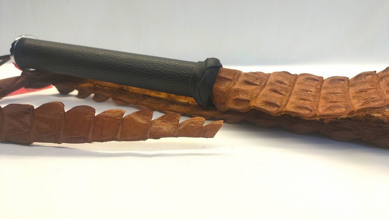 ben-je-liefhebber-van-een-singletail-zweep-dan-is-dit-exclusieve-stuk-zeker-een-aanrader-veel-zal-je-er-niet-van-zien-gezien-ze-gemaakt-worden-door-sm-speeltjes-zelf-3