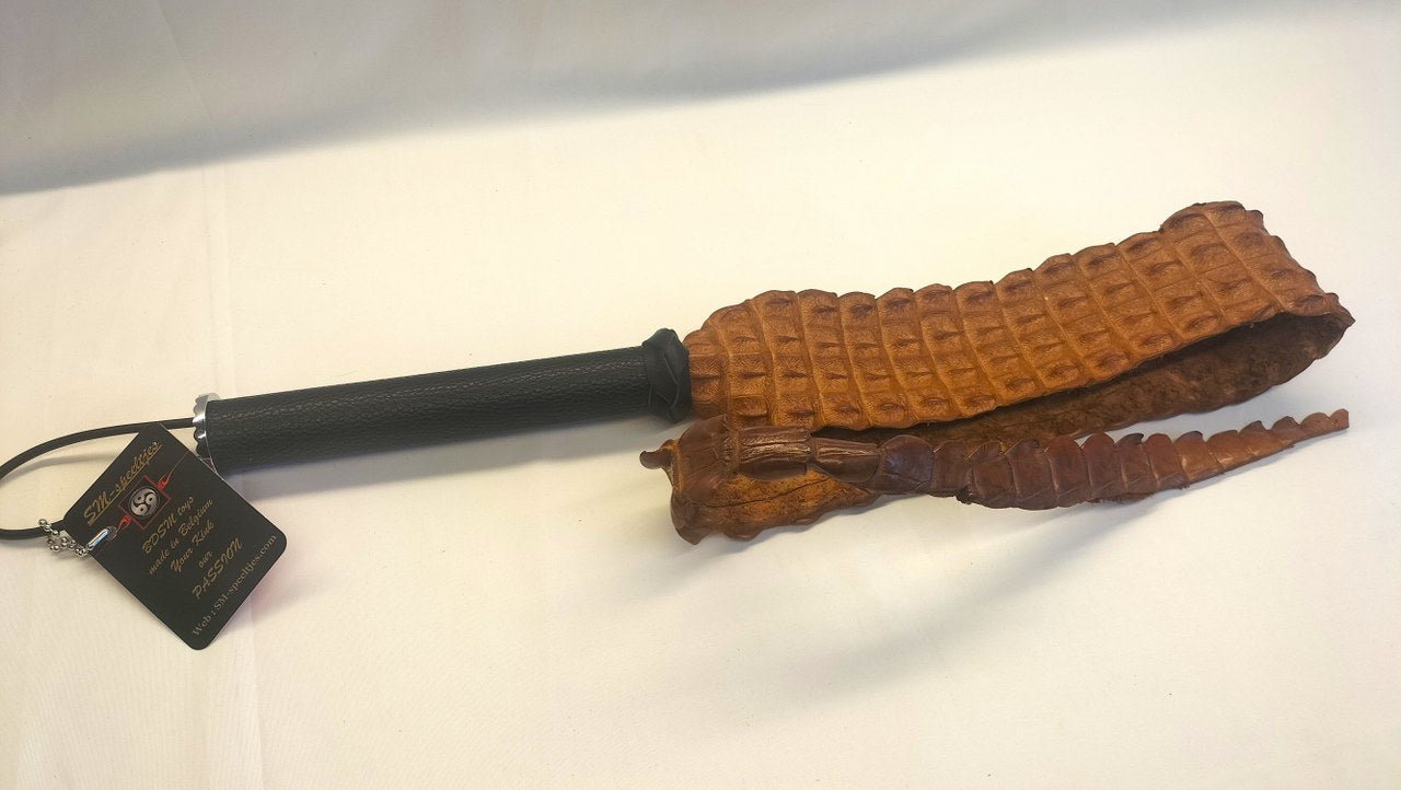 ben-je-liefhebber-van-een-singletail-zweep-dan-is-dit-exclusieve-stuk-zeker-een-aanrader-veel-zal-je-er-niet-van-zien-gezien-ze-gemaakt-worden-door-sm-speeltjes-zelf-4