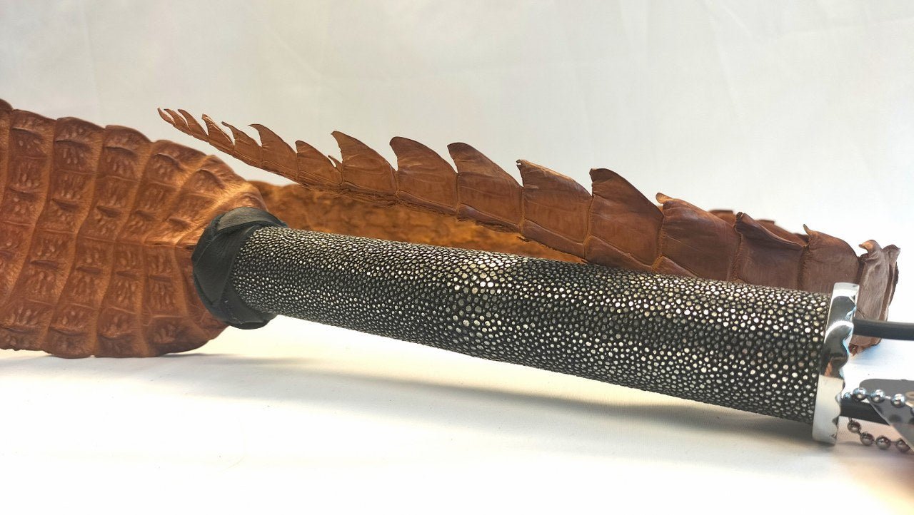 gek-op-exclusieve-zwepen-dan-is-deze-backstrap-singletail-misschien-iets-voor-jou-dankzij-zijn-met-stingray-bekleed-leeder-handvat-is-het-bijna-one-of-a-kind-3