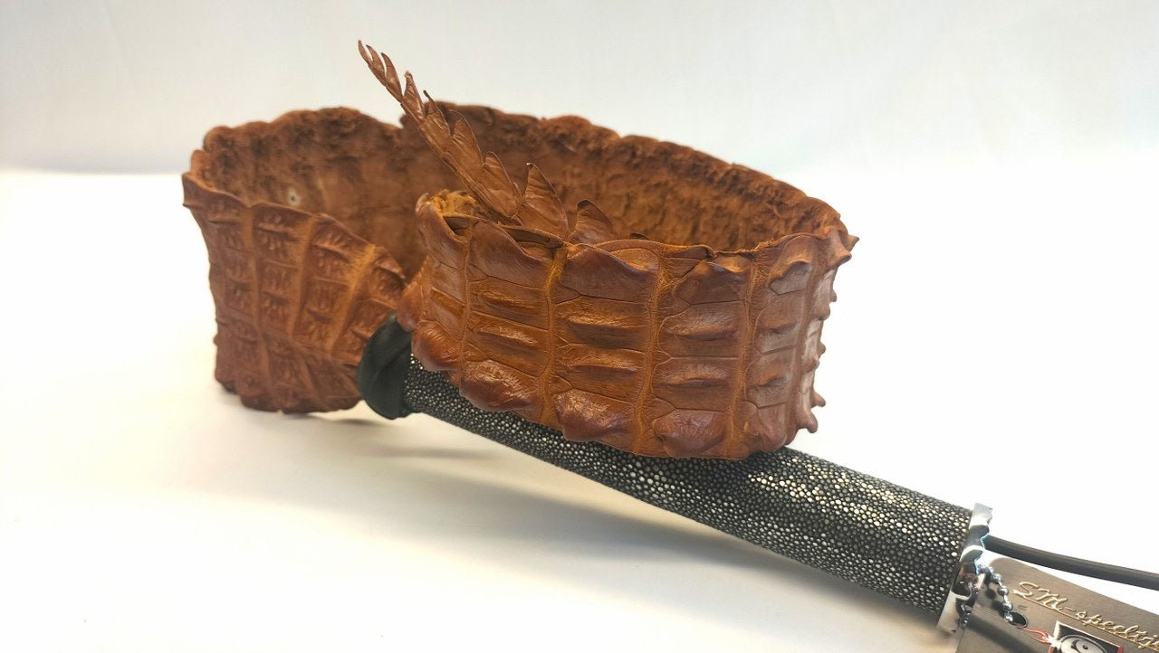 gek-op-exclusieve-zwepen-dan-is-deze-backstrap-singletail-misschien-iets-voor-jou-dankzij-zijn-met-stingray-bekleed-leeder-handvat-is-het-bijna-one-of-a-kind-4